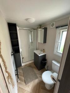 Bilik mandi di Wild Flower Wellness met privé Sauna en Hot Tub in prachtige tuin met overkapping
