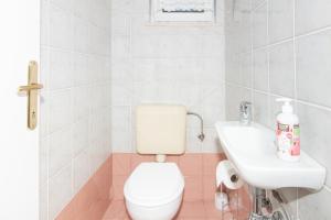 Vannituba majutusasutuses Apartma Oljka Pomjan