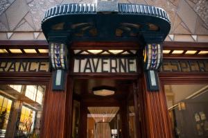 布鲁塞尔伊斯佩兰策酒店的带有标志的建筑物的前门