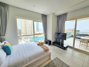 Postel nebo postele na pokoji v ubytování SUNRISE HOMES - Studio with Huge Balcony & Amazing View near JBR Beach