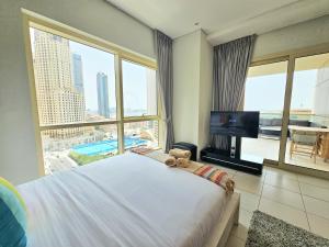 TV a/nebo společenská místnost v ubytování SUNRISE HOMES - Studio with Huge Balcony & Amazing View near JBR Beach
