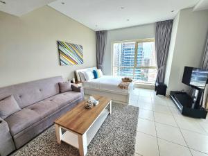 TV a/nebo společenská místnost v ubytování SUNRISE HOMES - Studio with Huge Balcony & Amazing View near JBR Beach