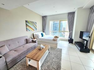 Posezení v ubytování SUNRISE HOMES - Studio with Huge Balcony & Amazing View near JBR Beach