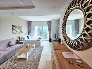 Posezení v ubytování SUNRISE HOMES - Studio with Huge Balcony & Amazing View near JBR Beach