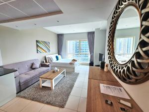 Posezení v ubytování SUNRISE HOMES - Studio with Huge Balcony & Amazing View near JBR Beach