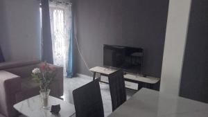 ManakambahinyにあるAppartement Fitahiana coupleのリビングルーム(テレビ、ソファ付きテーブル付)