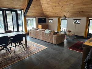 a living room with a couch and a table at Achterhuis Echt mooi in Nijeveen