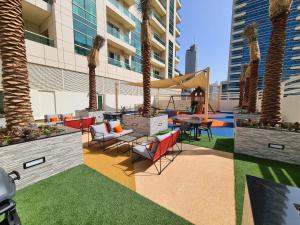 Bazén v ubytování SUNRISE HOMES - Studio with Huge Balcony & Amazing View near JBR Beach nebo v jeho okolí