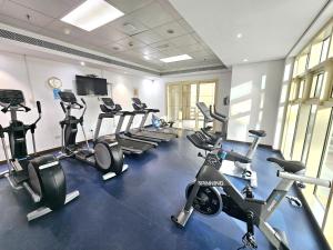 Fitness centrum a/nebo fitness zařízení v ubytování SUNRISE HOMES - Studio with Huge Balcony & Amazing View near JBR Beach