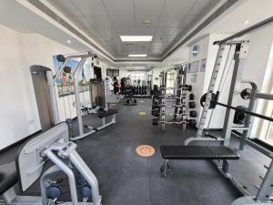 Fitness centrum a/nebo fitness zařízení v ubytování SUNRISE HOMES - Studio with Huge Balcony & Amazing View near JBR Beach