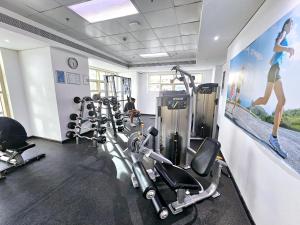 Fitness centrum a/nebo fitness zařízení v ubytování SUNRISE HOMES - Studio with Huge Balcony & Amazing View near JBR Beach