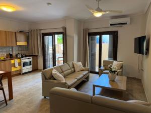 a living room with a couch and a table at Το Πέτρινο Σπιτι in Polykhrono