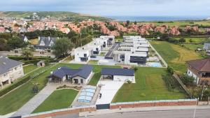 una vista aérea de una casa con patio en Villa Soto de la Marina I Playas I Jardines, en Santa Cruz de Bezana