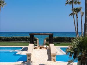 Bazén v ubytování Paralia Beachfront Residence nebo v jeho okolí