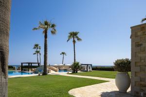 Bazén v ubytování Paralia Beachfront Residence nebo v jeho okolí