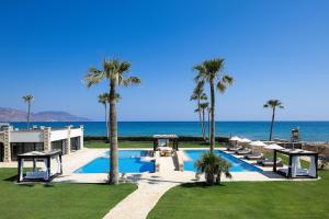 Bazén v ubytování Paralia Beachfront Residence nebo v jeho okolí