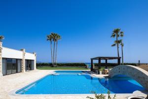 Bazén v ubytování Paralia Beachfront Residence nebo v jeho okolí + 37 fotografií