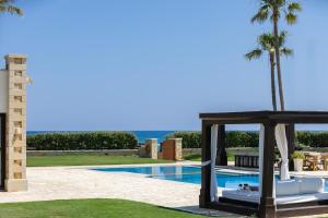 Bazén v ubytování Paralia Beachfront Residence nebo v jeho okolí