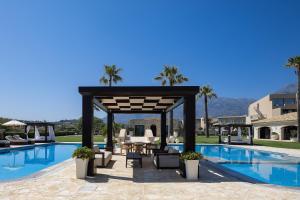 Bazén v ubytování Paralia Beachfront Residence nebo v jeho okolí