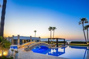 Bazén v ubytování Paralia Beachfront Residence nebo v jeho okolí