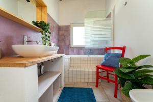 NunziataにあるVilla Nature & Relax Taorminaのバスルーム(シンク、赤い椅子付) +38枚の写真