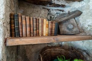 NunziataにあるVilla Nature & Relax Taorminaの壁掛け本