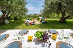 NunziataにあるVilla Nature & Relax Taorminaの白いテーブル(果物・野菜付)