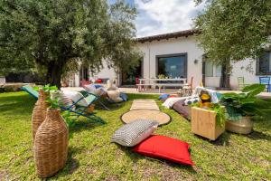NunziataにあるVilla Nature & Relax Taorminaの芝生の上に枕が置かれた庭と家