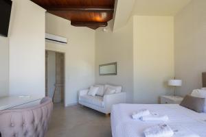Postel nebo postele na pokoji v ubytování Paralia Beachfront Residence