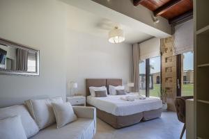 Postel nebo postele na pokoji v ubytování Paralia Beachfront Residence