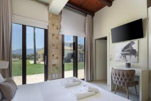Postel nebo postele na pokoji v ubytování Paralia Beachfront Residence