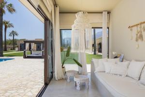 Bazén v ubytování Paralia Beachfront Residence nebo v jeho okolí