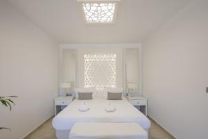 Postel nebo postele na pokoji v ubytování Paralia Beachfront Residence
