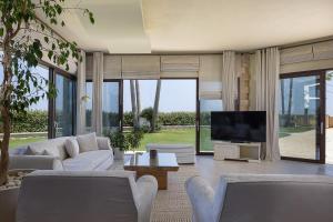 TV a/nebo společenská místnost v ubytování Paralia Beachfront Residence