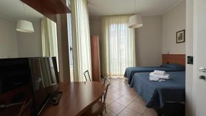 TV a/nebo společenská místnost v ubytování Albergo Salerno