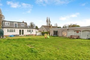 Κήπος έξω από το Two Bedroom House by Brookland Stays Serviced Accommodation Short Lets Deeside with Free WiFi