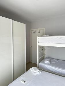 Ένα ή περισσότερα κρεβάτια σε δωμάτιο στο Merville Apartment 6