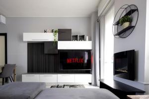 a living room with a fireplace and a bed at Spazioso appartamento con terrazzo Navigli, Bocconi in Milan