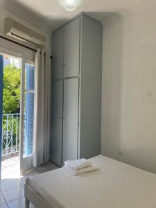 A bed or beds in a room at Agnàntema Portside Stays Skiathos