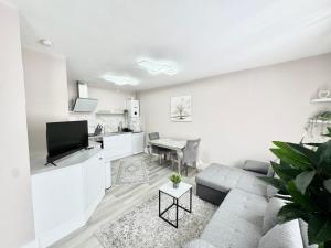 ブリストルにある1 Bedroom luxury apartmentのソファとテーブルのある白いリビングルーム