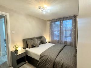 ブリストルにある1 Bedroom luxury apartmentのベッドと窓のある寝室