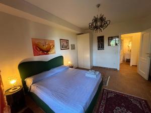 Una cama o camas en una habitación de La Dimora di Bacco 132 fotos más