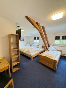 Кровать или кровати в номере Hotel Hasen Kaufbeuren Allgäu +35 фотографий