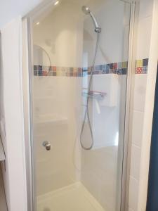 una doccia con una porta in vetro in un bagno di Longère Tourangelle Le Buissonnet a Azay-sur-Cher