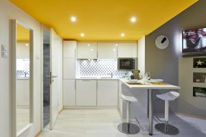 Kuchyň nebo kuchyňský kout v ubytování Stylish Central Design Studio