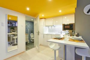 Kuchyň nebo kuchyňský kout v ubytování Stylish Central Design Studio