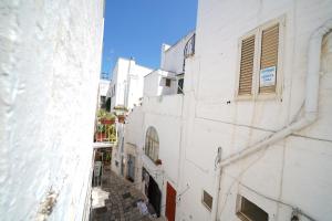 an alleyway between two white buildings at Casa Giglio in Ostuni