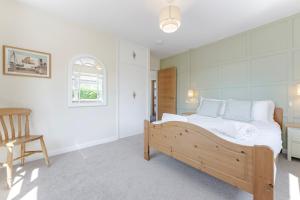 Giường trong phòng chung tại Coast Haven - Norfolk Cottage Agency