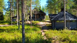 a cabin in the middle of a forest at Villa Kelotupa in Hossa