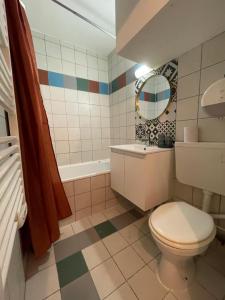 un bagno con un water, un lavandino e una vasca di LE Globe a Parigi Altre 86 foto